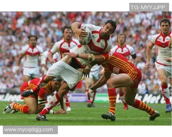 足球场上的尴尬瞬间与球员心态的微妙碰撞分析